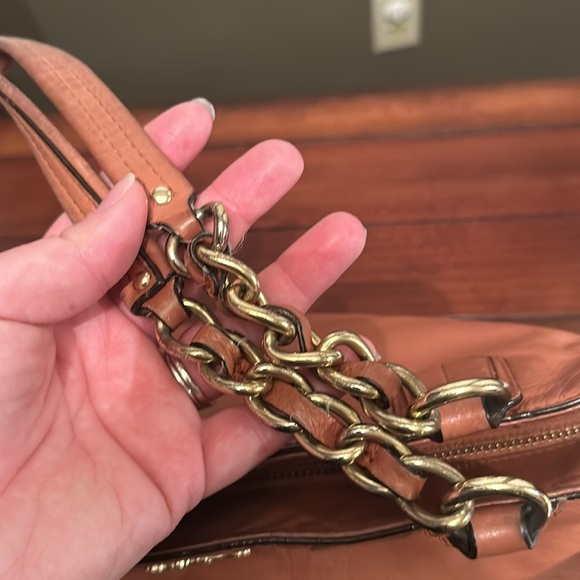 Coach Madison - Picture 13 of 15